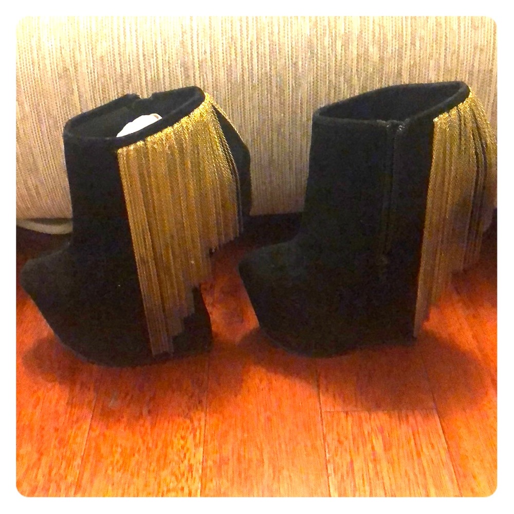 Heel-less Black Suede shows w/ gold chains 🔥🔥